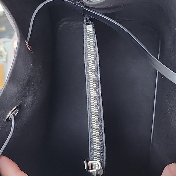 NEWAuthentic Louis Vuitton Epi Noir NeoNoe MM Black Shoulder Bag - Picture 4 of 5